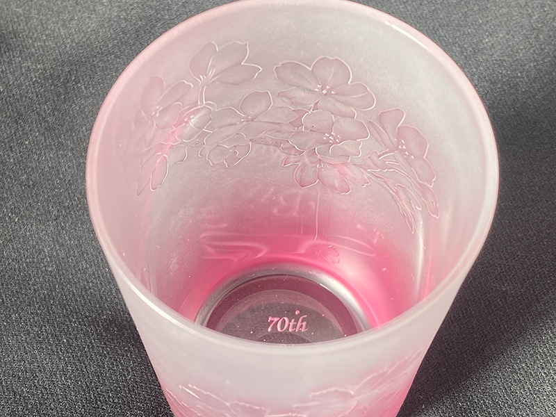 飲み口から見える桜の彫刻